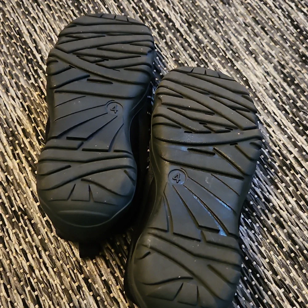 Black Athletic/Water Shoes (Size 4)